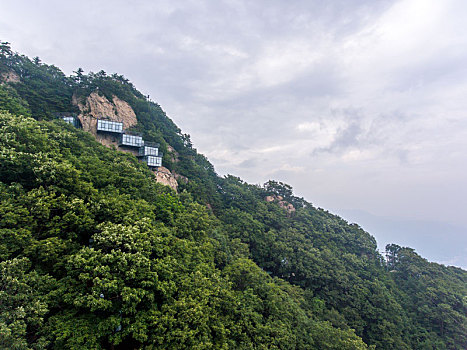 航拍河南洛阳栾川老君山悬崖民宿客房建筑