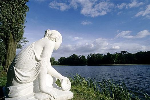 海贝,雕塑,岸边,湖,看,英国花园,公园,德绍-沃尔利茨,萨克森安哈尔特,德国,欧洲