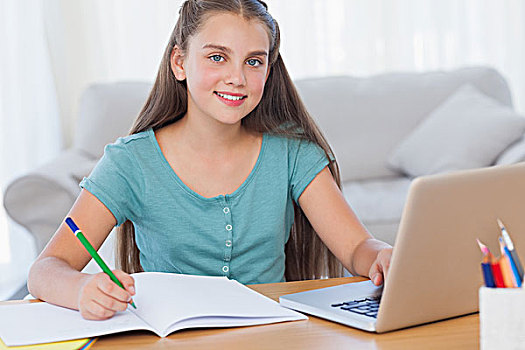 微笑,女孩,家庭作业,笔记本电脑