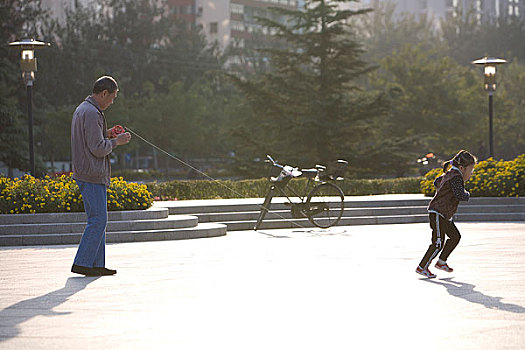 在北京公园内玩耍的人