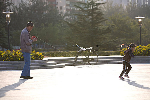 在北京公園內玩耍的人