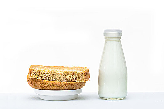 餐桌上的面包和牛奶,简单的早餐