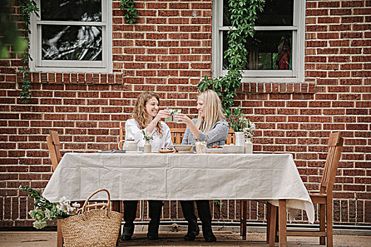 两个女人,坐,户外,房子,食物