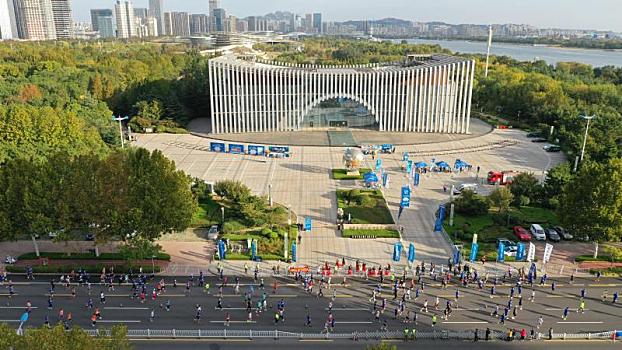 山东日照,15000人共赴奔跑盛会,半程马拉松经山历海激情开跑