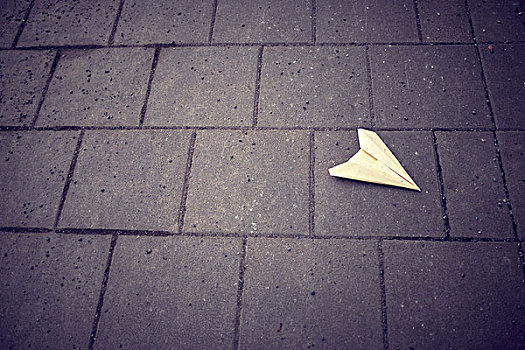 纸飞机,道路