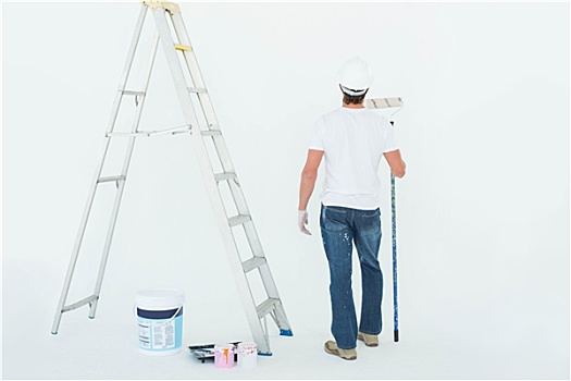男人,油漆滚,站立,梯子