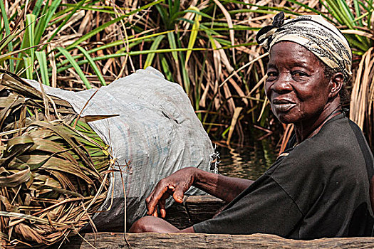 非洲,利比里亚,蒙罗维亚,女人,传统,独木舟,向下,河