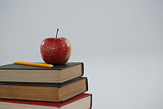 苹果,铅笔,书本,一堆,特写,白色背景,背景