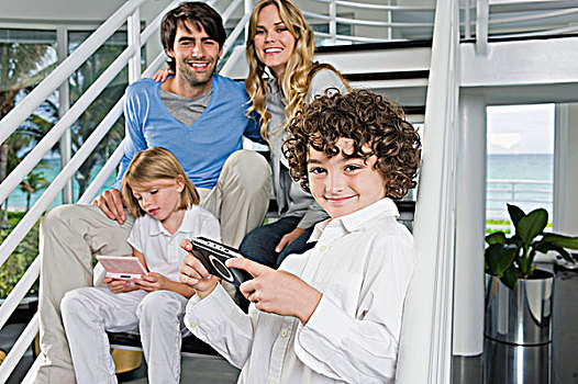 父母,坐,台阶,孩子,玩电玩