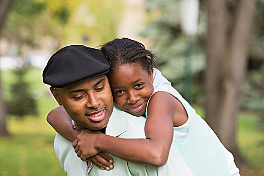 女儿,搂抱,父亲,公园,埃德蒙顿,艾伯塔省,加拿大