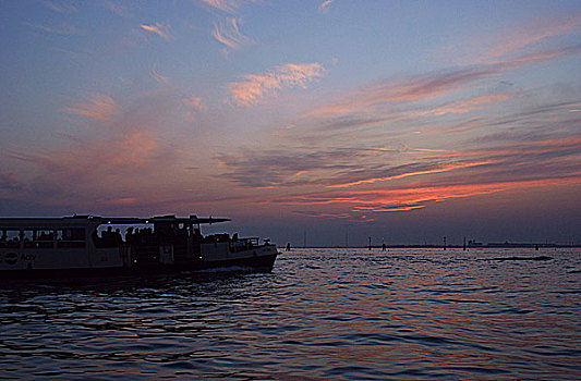 意大利威尼斯风情,从游船上远眺夕阳下的威尼斯