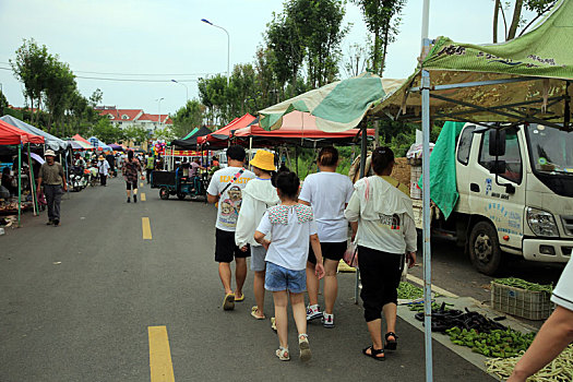 山东省日照市,盛夏时节里的农村集市,西瓜桃子鸡叉骨最受乡亲们的欢迎