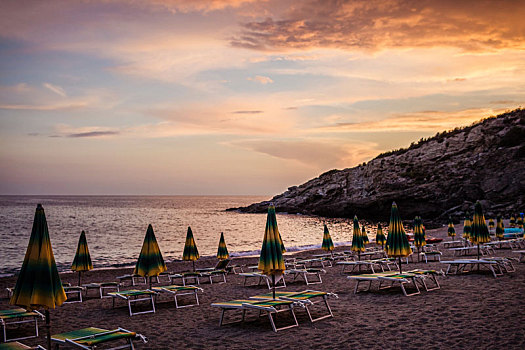 排,空,沙滩椅,伞,海滩,日落,托斯卡纳,意大利