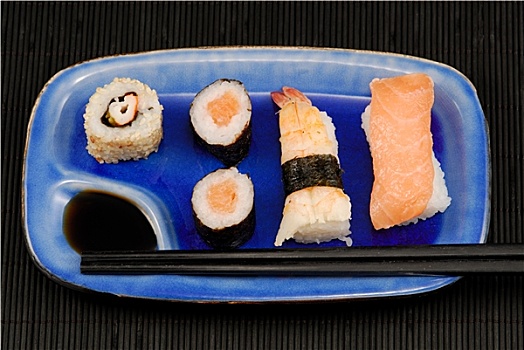 寿司,盘子,黑色背景,竹垫