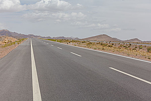 中国西部荒野道路