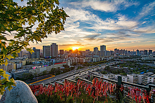 乌鲁木齐红山公园夕阳剪影