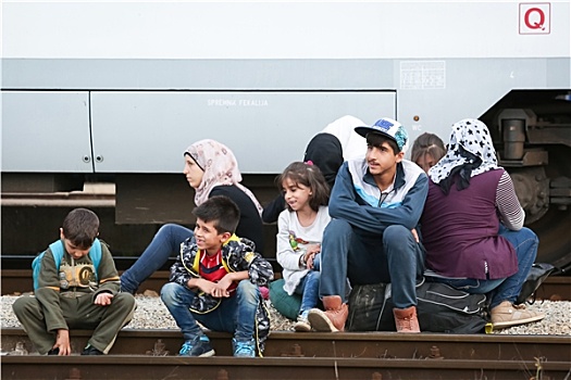 难民,家庭,坐,铁路