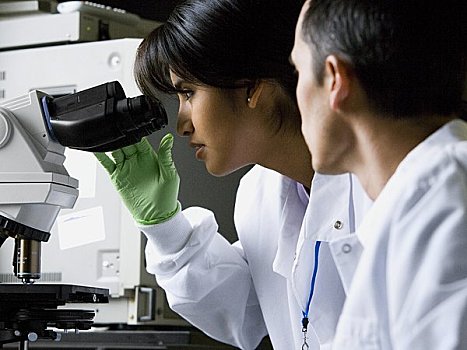 女性,实验室人员,看穿,显微镜,男性,技术人员