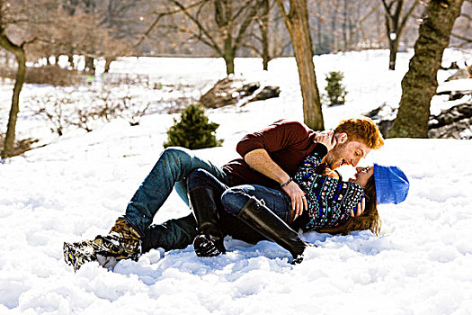 浪漫,年轻,情侣,躺下,雪,中央公园,纽约,美国
