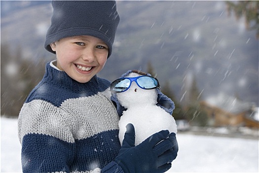 男孩,7-9岁,戴着,毛帽,雪中,地点,拿着,迷你,雪人,微笑,头像