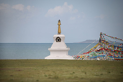 中国青海西宁青海湖与白塔经幡景观