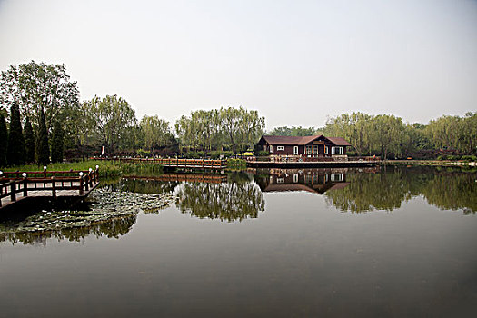 湖边的木屋