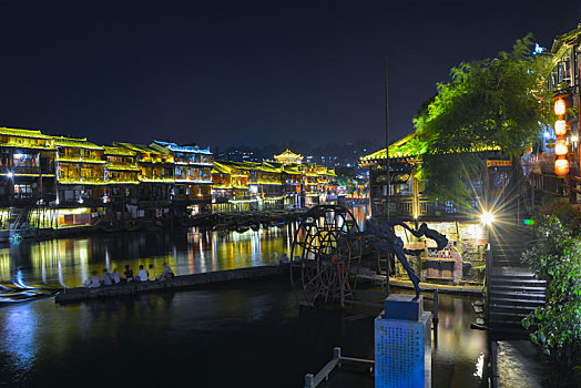 湖南湘西凤凰古城夏日夜景风光