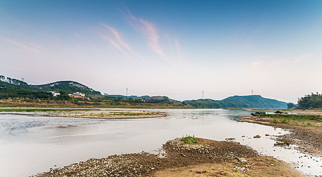 傍晚霞光中的河面河滩,鸭群