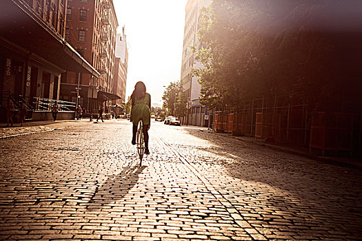 女人,骑自行车,鹅卵石,街道,后视图,纽约,美国