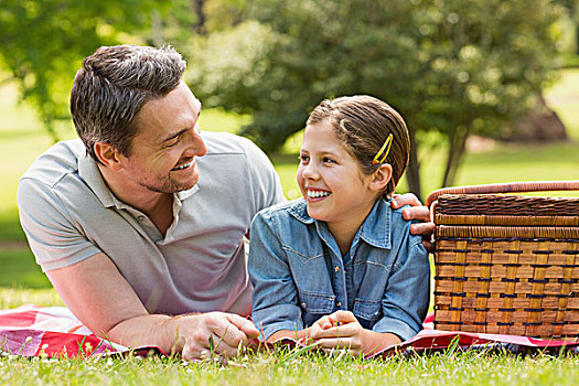 微笑,父亲,孩子,女儿,躺着,草,公园