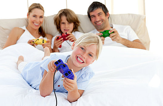 小,金发,女孩,玩,电子游戏,家庭