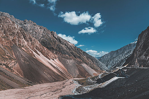 新疆伊犁独库公路沿路山路风光雪山