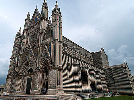大教堂,奥维多