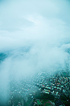 台湾台北市143大厦上眺望云雾中的台北市景