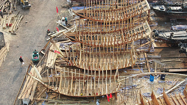 航拍任家台船厂和渔码头,封海季节渔船上岸渔民造船忙