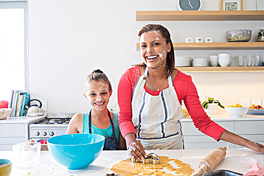 微笑,母女,准备,饼干,厨房操作台,头像,在家