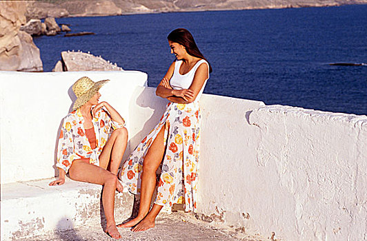 两个女人,穿,夏装,交谈,相互,海洋,背景