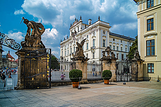 布拉格城堡大门雕像