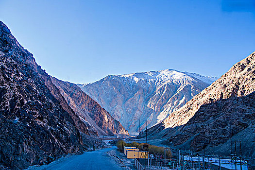 新疆,雪山,公路,石山,民居