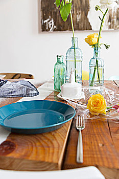 蓝色,盘子,花,玻璃花瓶,木桌子
