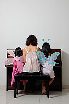 后视图,母亲,坐,女儿,钢琴