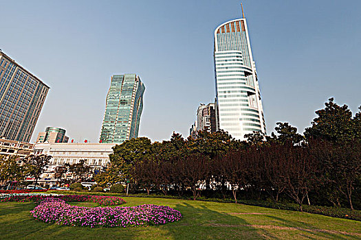 上海的港陆广场和海通证券大厦