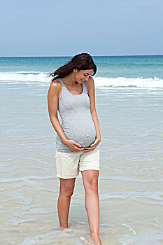 怀孕,中年,女人,涉水,海洋,捧腹