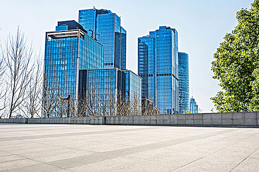 城市景观和上海的天际线从空的大理石地板