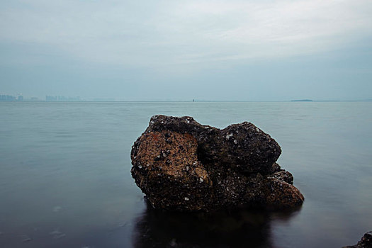 清晨灰调中的海边风光