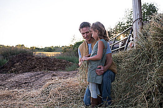 父亲,女儿,站立,一起,农场,拿着,干草