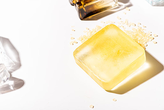 透明黄色香皂和浴盐