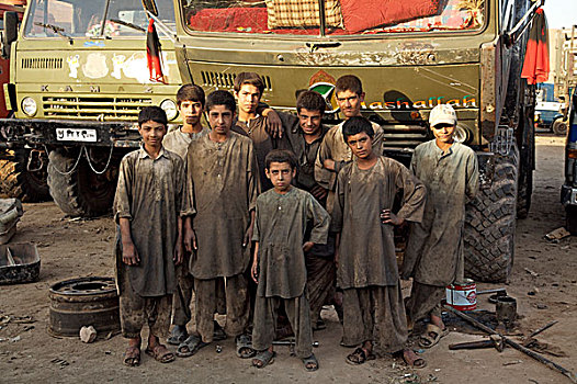 阿富汗,孩子,劳工,正面,卡车,汽车,店,附近,城市,赫拉特,男人,支持,家庭,美国,白天,20-30岁