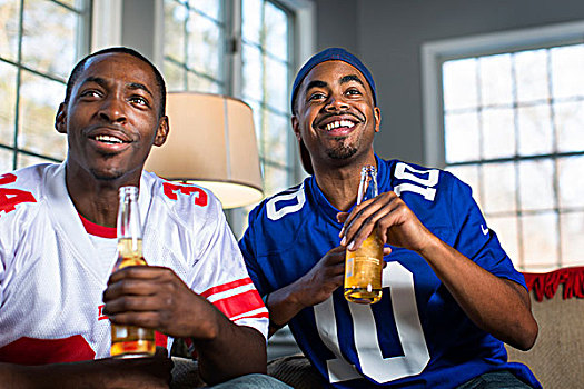 两个,男性,朋友,喝,瓶装,啤酒,看电视,沙发