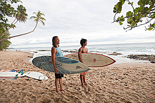两个男人,拿着,冲浪板,海滩